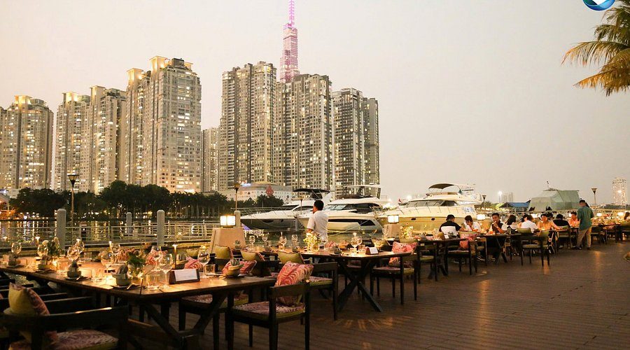 LAGarden Restaurant sở hữu mảng xanh và tầm nhìn hướng sông lãng mạn