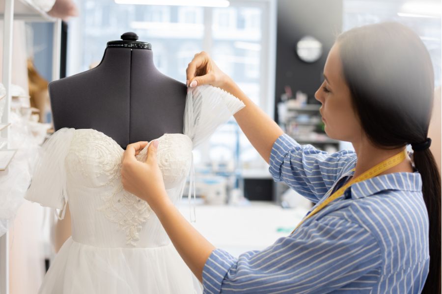 Để chọn váy cưới hoàn hảo, cần cân đối ngân sách, địa điểm, thời gian chuẩn bị và ưu tiên sự thoải mái