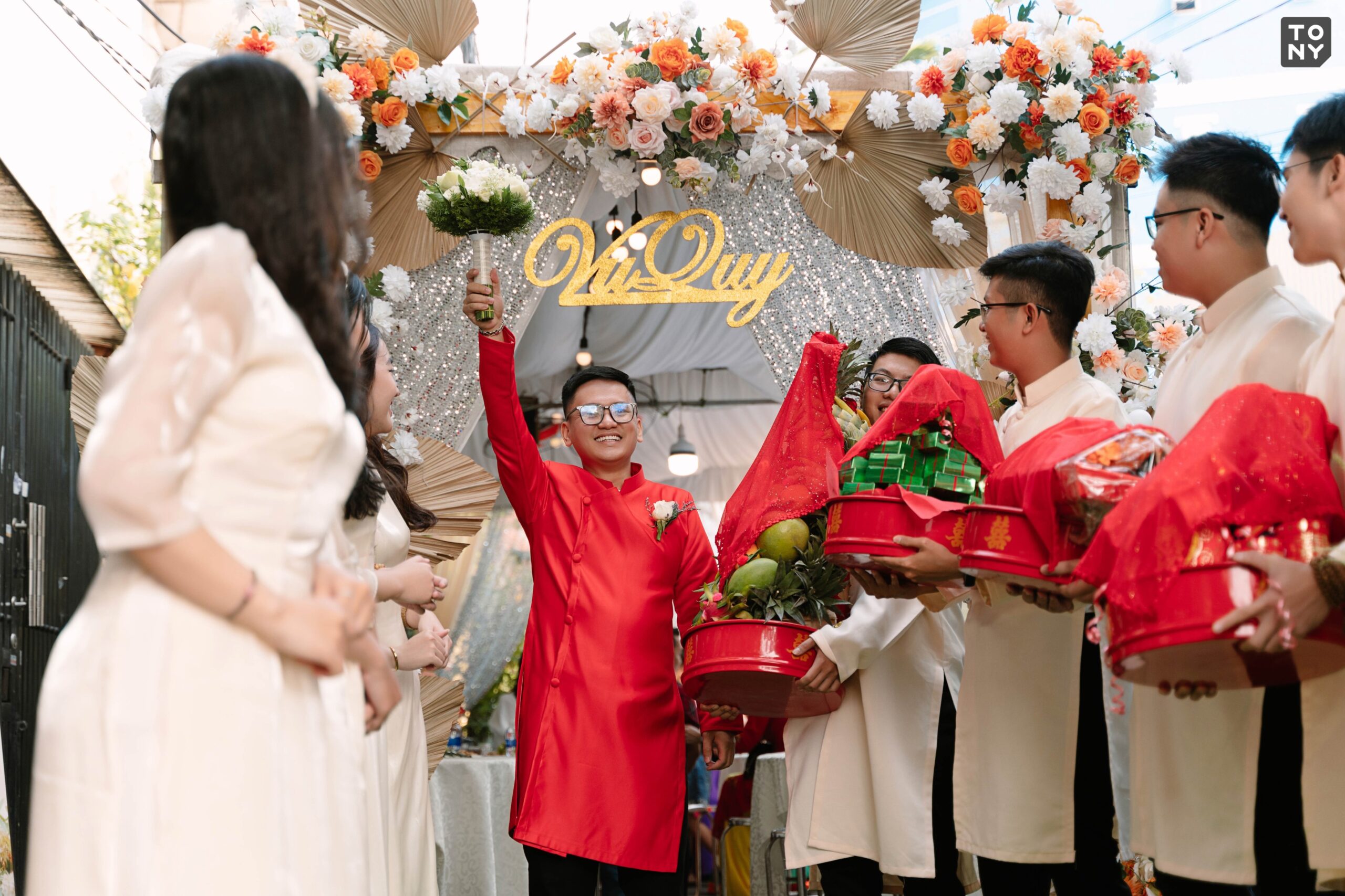 Hai họ trao mâm quả trước cổng nhà gái với nụ cười rạng rỡ