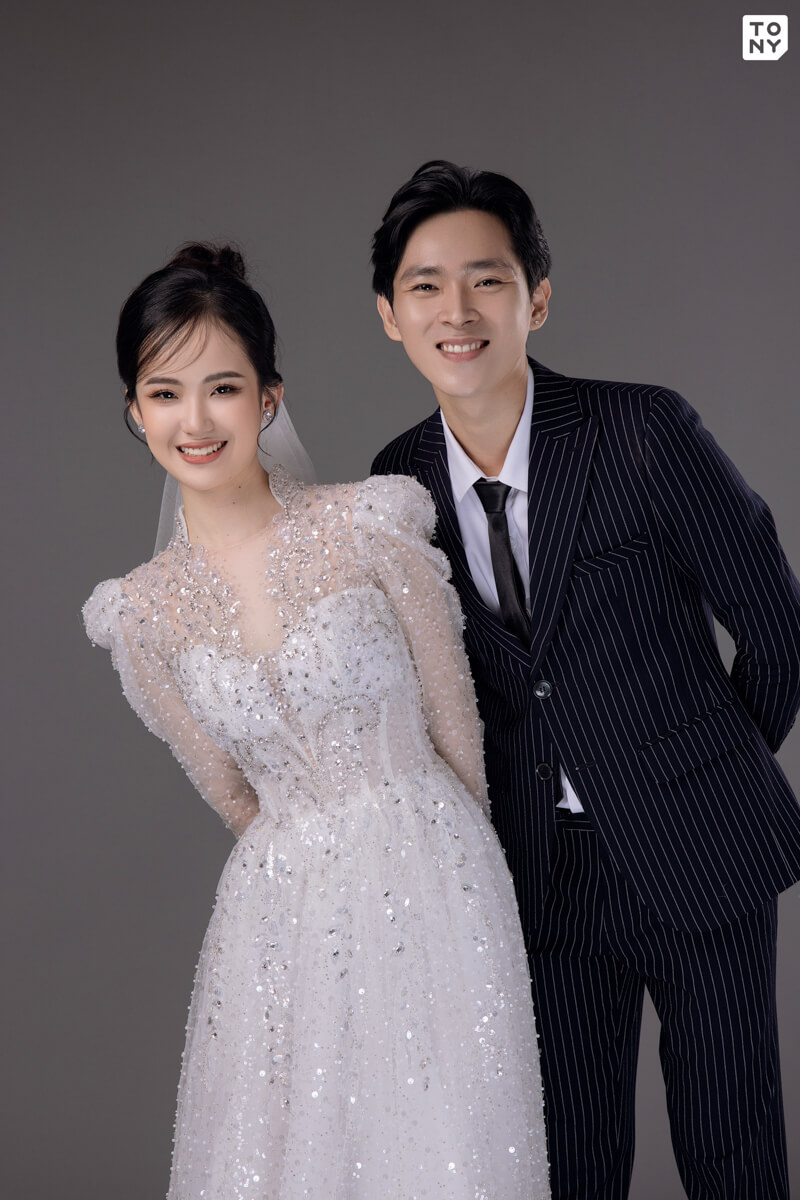 Phong cách chụp ảnh cổng cưới studio tối giản thanh lịch