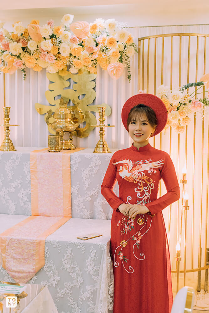 Cấu trúc phông nền tiêu chuẩn giúp tách biệt chủ thể khỏi bối cảnh sảnh tiệc