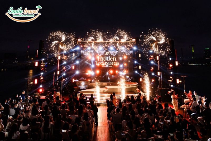 Sundeck rộng trên Ambassador Day Cruise — không gian lý tưởng cho tiệc cocktail và lễ ngoài trời