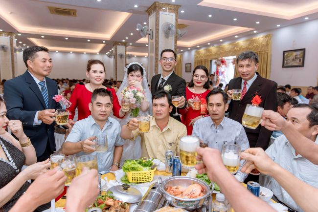 Tiệc cưới tại nhà hàng sang trọng, không gian ấm cúng, trọn vẹn khoảnh khắc hạnh phúc