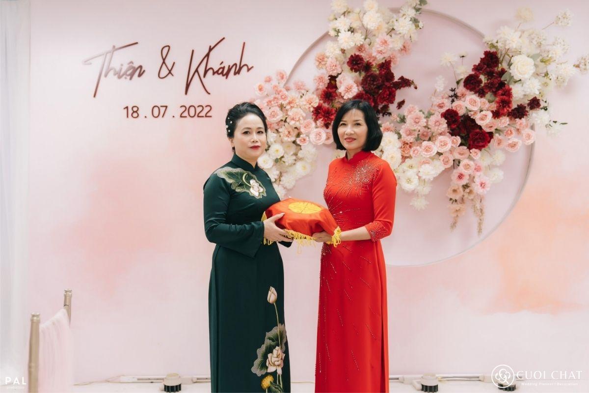 Tổng chi phí thường dao động ở mức vừa phải, phù hợp với tính chất mở đầu