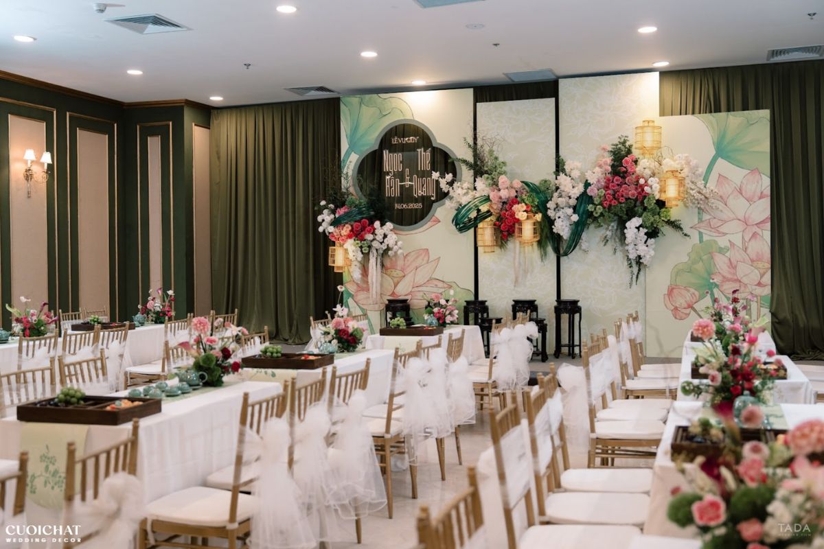 Không gian lễ trang nghiêm, điểm nhấn hoa tươi thanh khiết