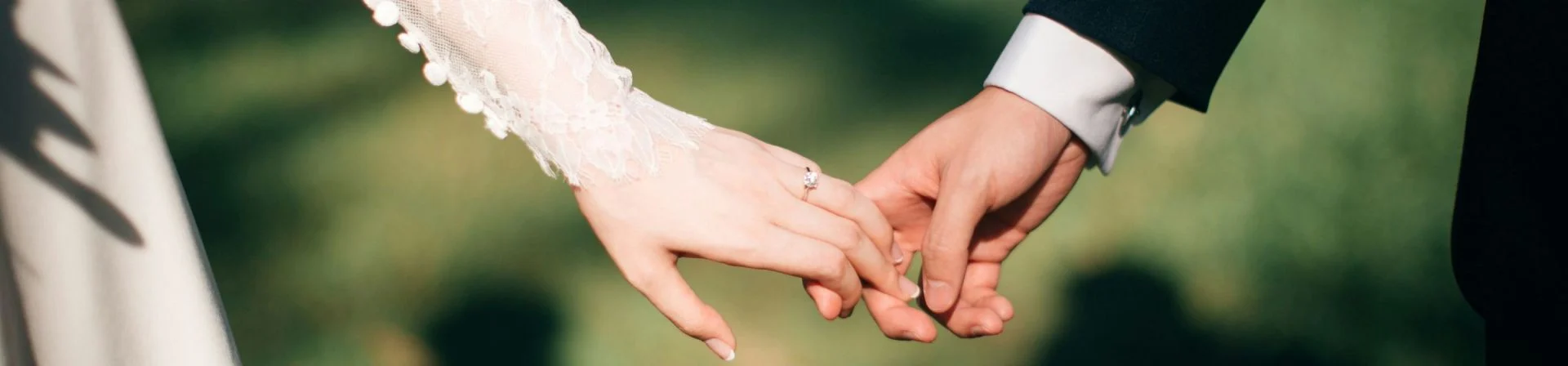 Sảnh tiệc sang trọng bên hồ