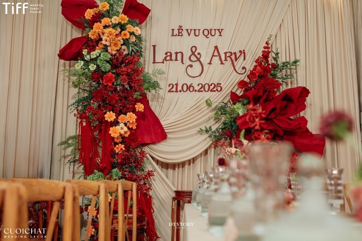 Ánh sáng ấm làm gam đỏ trong tiệc gia tiên dịu lại