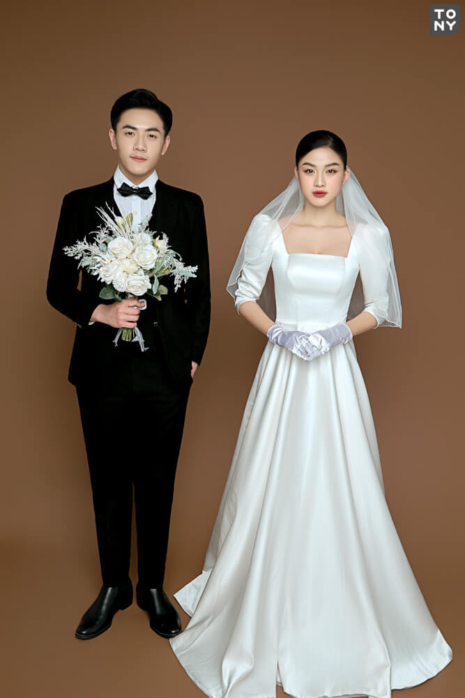 Kiểu tạo dáng chụp ảnh cưới chính diện tối giản