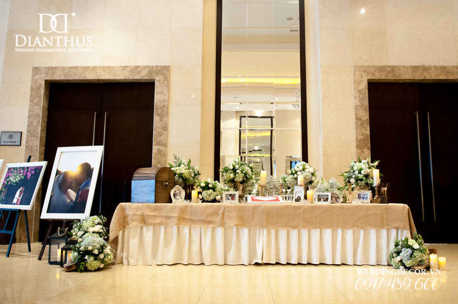 Bàn gallery sang trọng