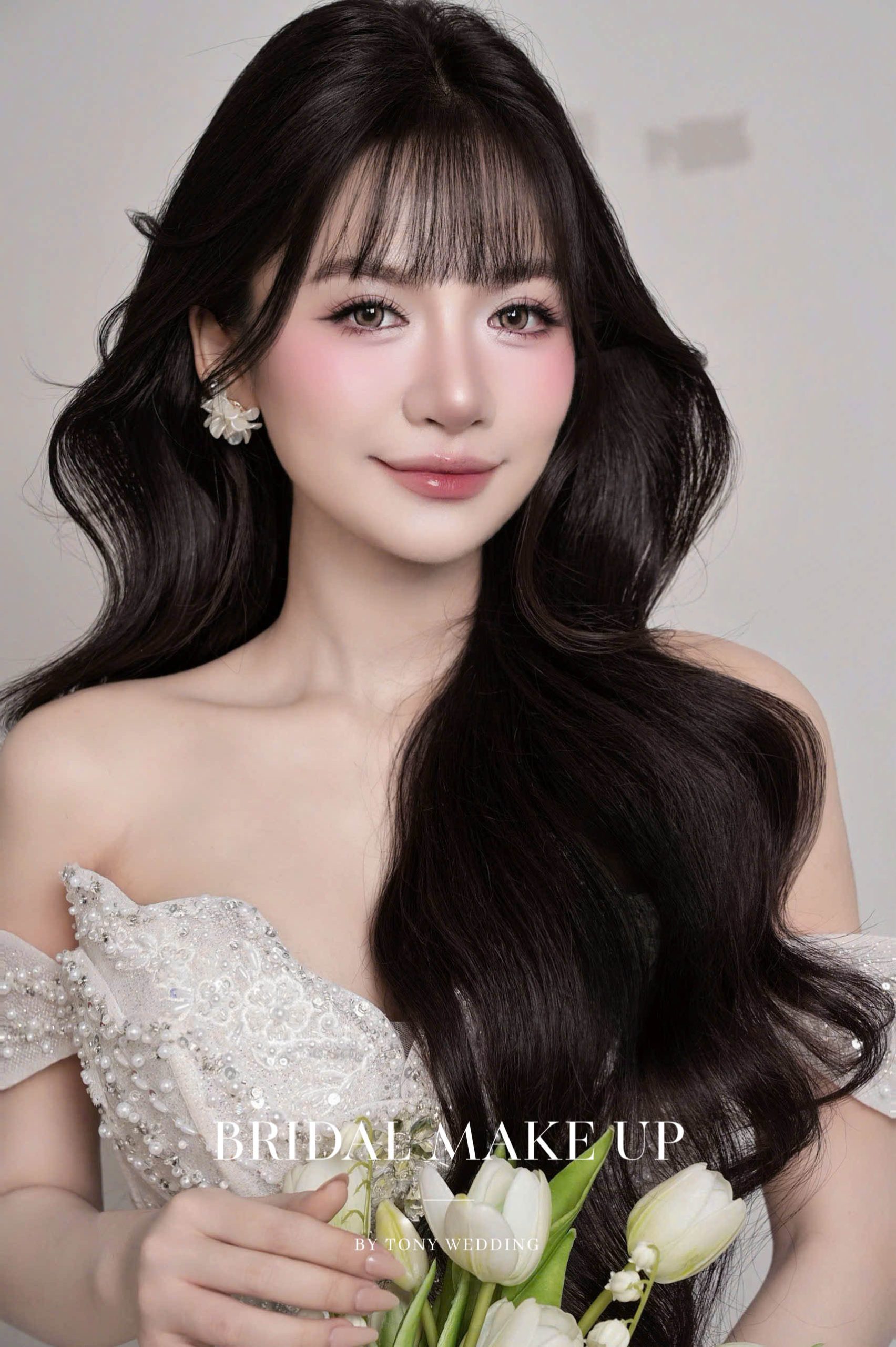 Makeup cô dâu hài hòa với váy cưới 2 mảnh hiện đại
