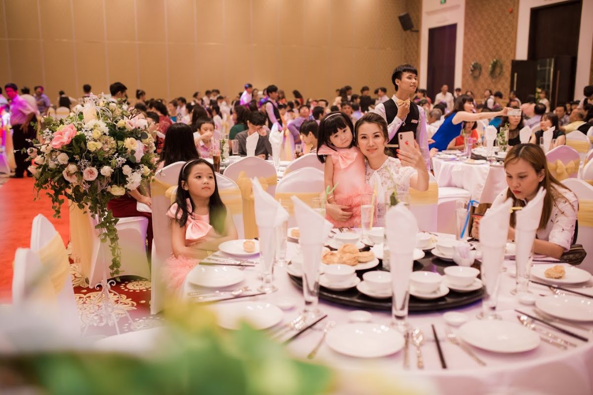 Cô dâu chú rể nên lựa chọn nhà hàng có không gian phù hợp với phong cách mong muốn (Ảnh: Sưu tầm)