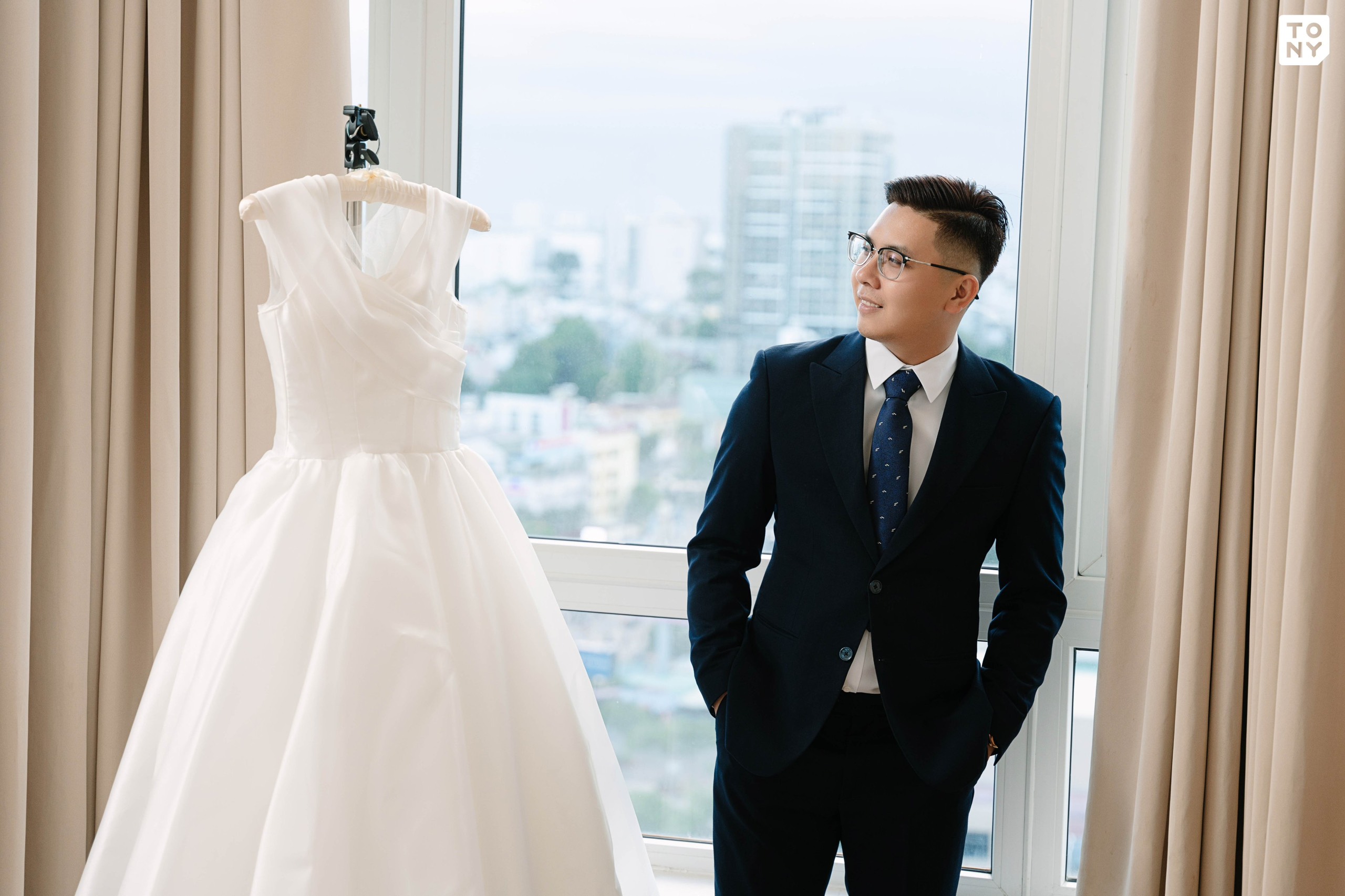 Chi tiết cổ áo sơ mi và phụ kiện đi kèm bộ vest cưới
