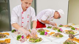 Đầu bếp phục vụ tại tiệc