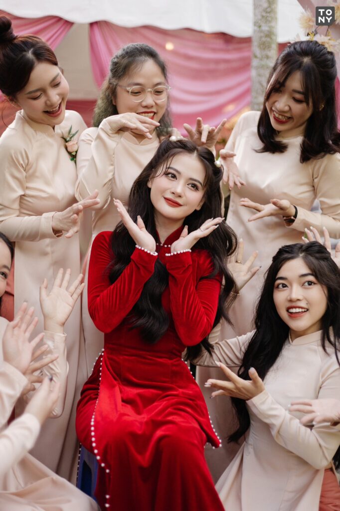 Đôi vợ chồng trẻ trong lễ cưới