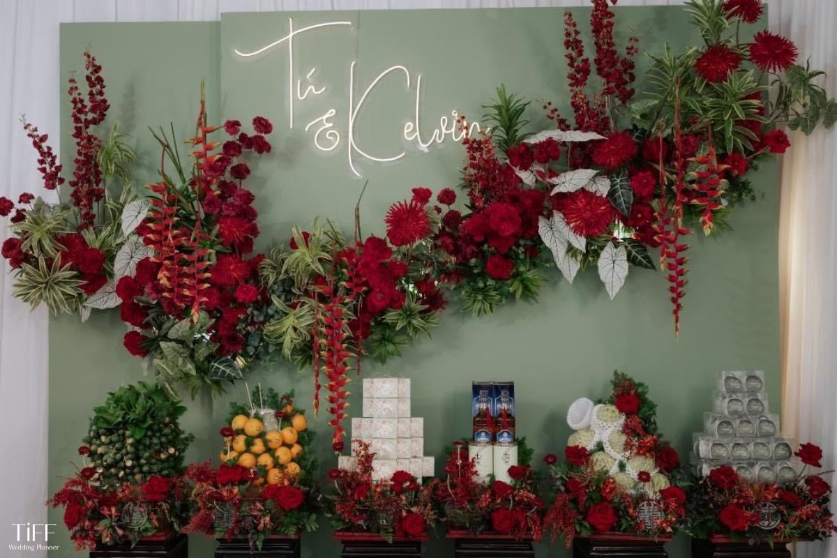 Backdrop được thiết kế với fomex xanh và hoa đỏ