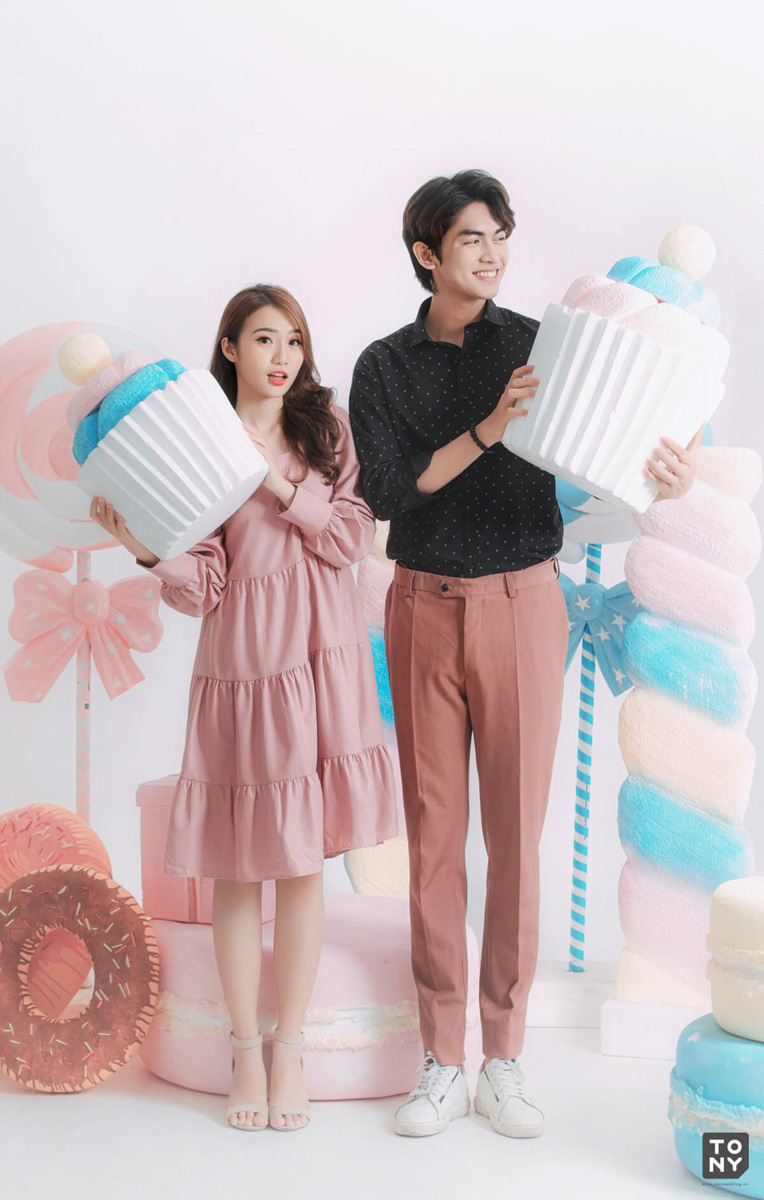 Đầm 2 dây xẻ tà quyến rũ cho concept studio