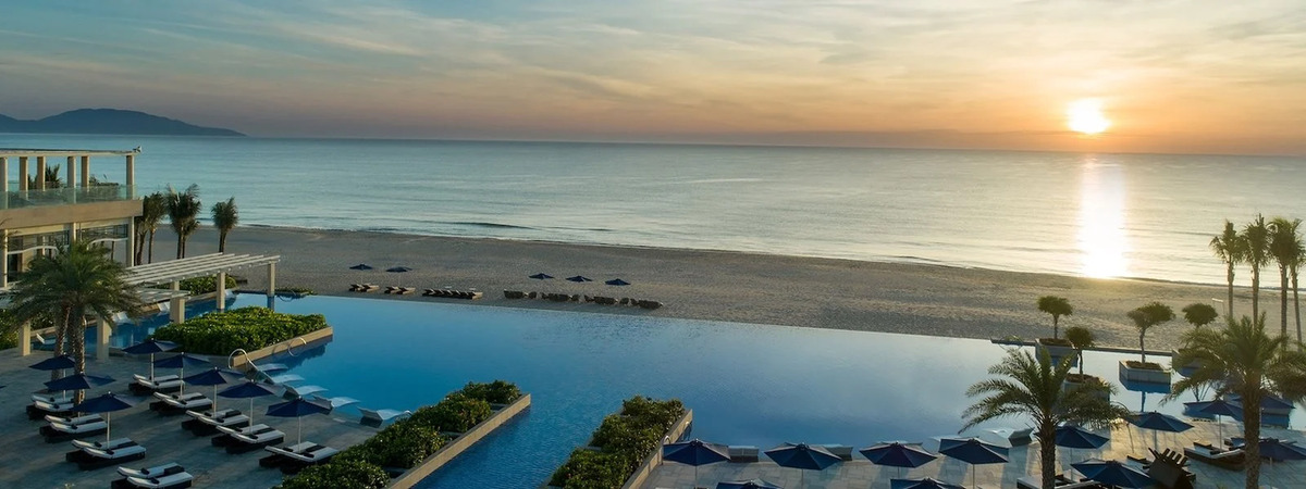 Bãi cỏ bờ biển và hồ bơi vô cực ấn tượng tại Sheraton Grand Danang Resort