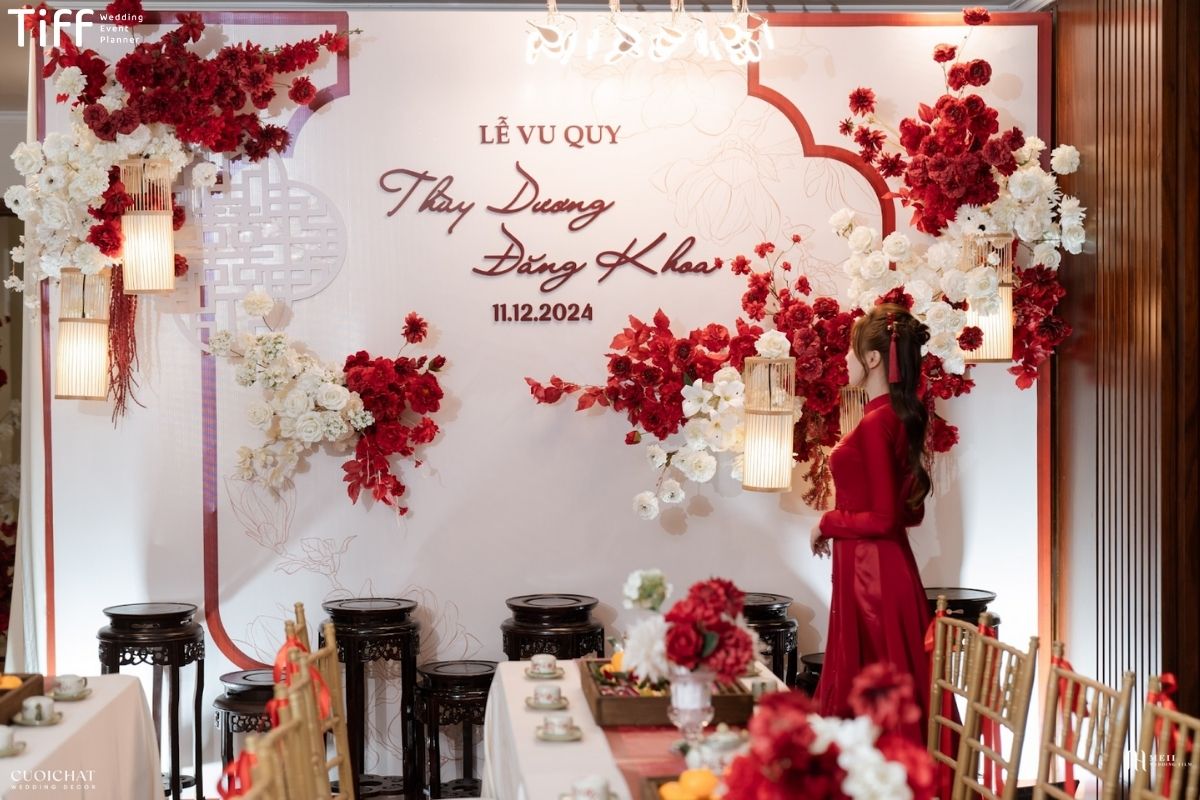 Backdrop pastel kết hợp hoa tươi tạo khung hình ngọt ngào