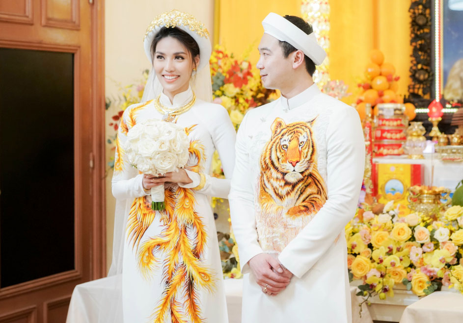 Áo dài trắng thêu công
