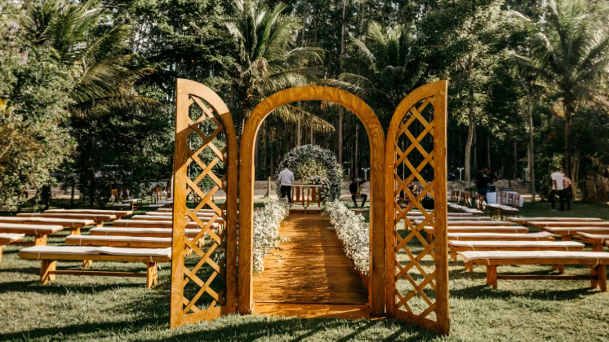 Trang trí cưới bền vững sử dụng vật liệu thân thiện môi trường