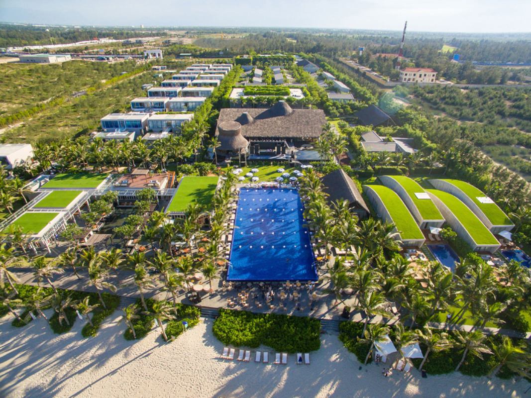 Kiến trúc mộc mạc và bãi cỏ xanh tự nhiên tại Naman Retreat