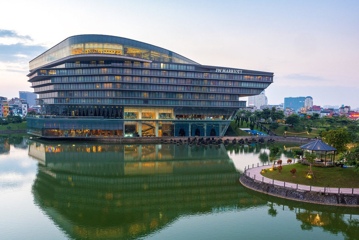 Khuôn viên ngoài trời view hồ nước tại khách sạn JW Marriott Hanoi
