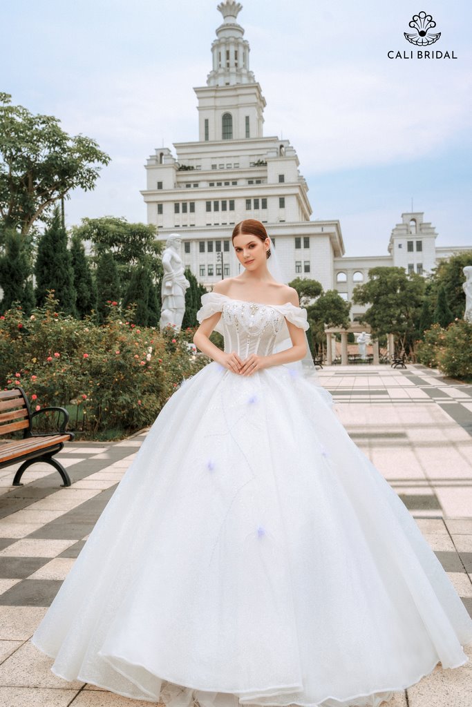 Váy cưới trễ vai thanh lịch