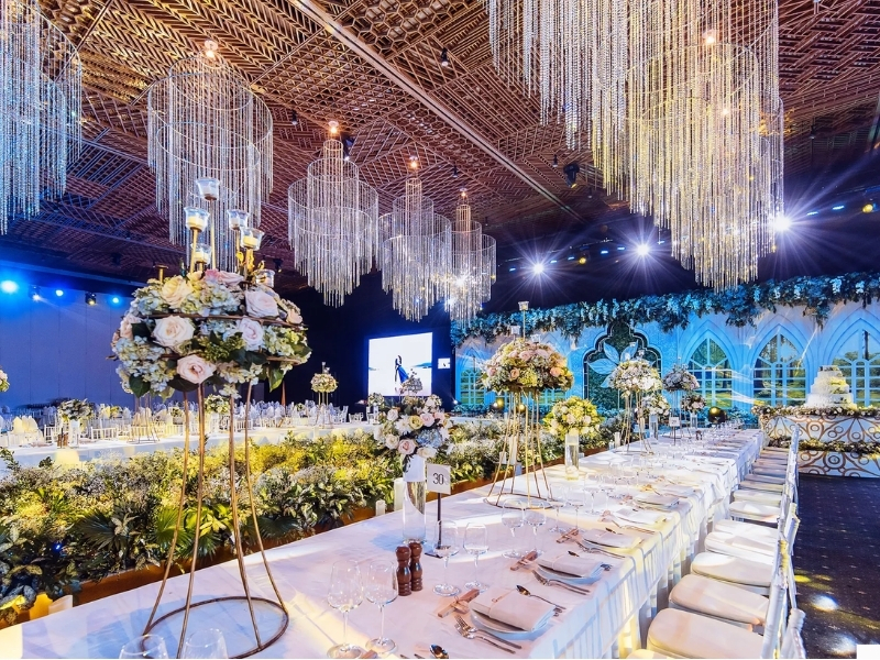 Saigon Ballroom trần cao phong cách Đông Dương sang trọng