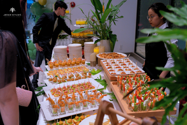 Bàn tiệc buffet được bài trí đẹp mắt