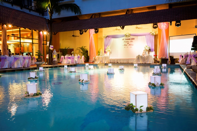 Cảnh quan hồ bơi chuẩn khách sạn năm sao tại Park Royal