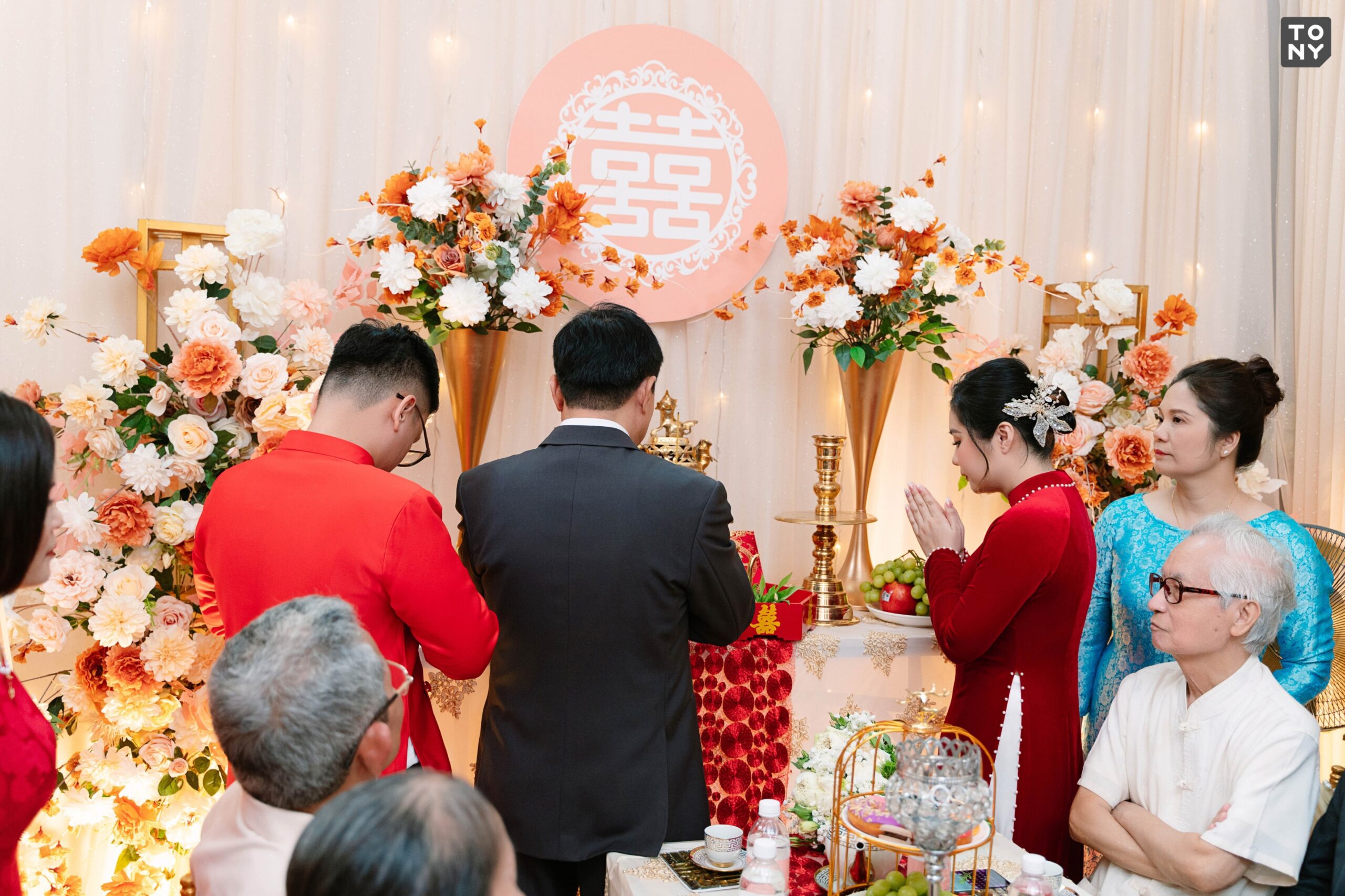 Bàn thờ gia tiên miền Trung mộc mạc và trang nghiêm