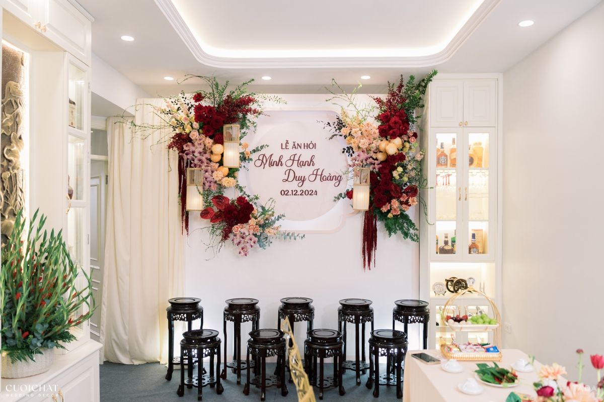 Phông cưới nhẹ nhàng đặt ở trung tâm