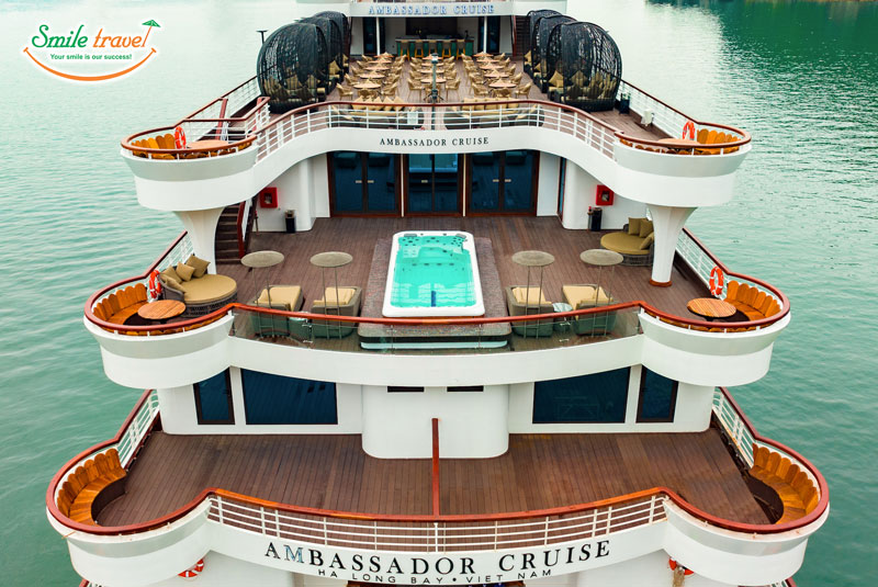 Sundeck Ambassador Day Cruise nhìn ra toàn cảnh vịnh Hạ Long