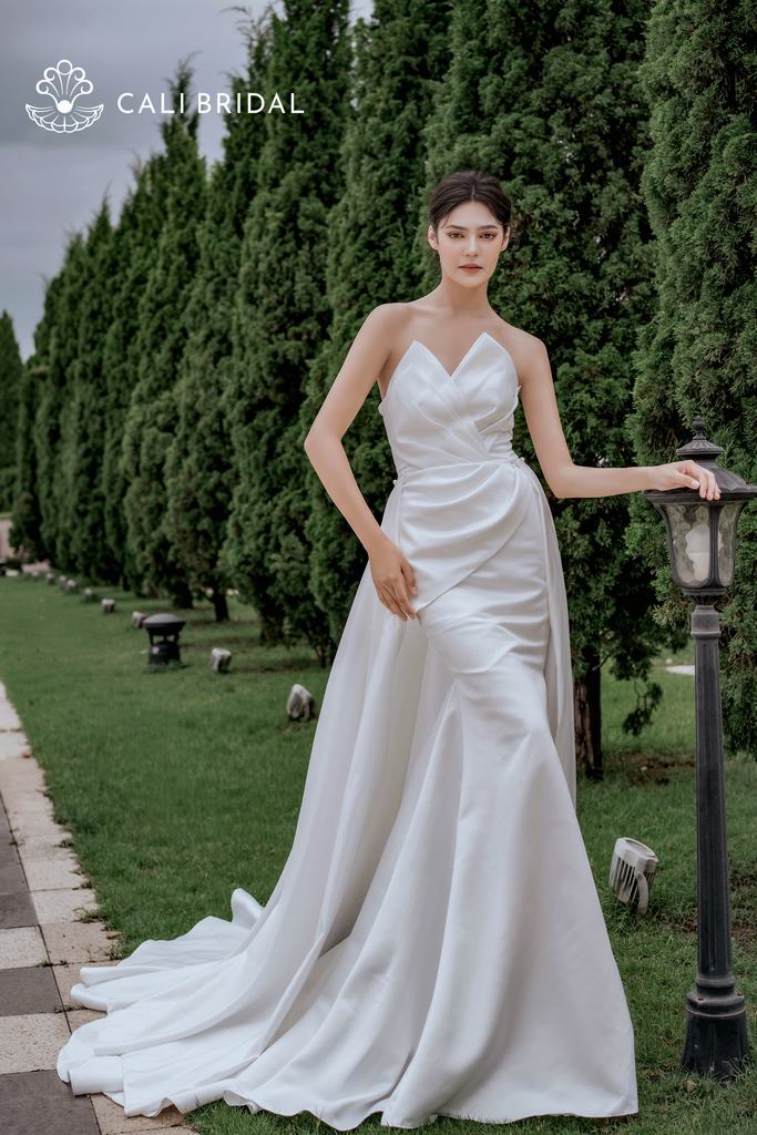 Váy cưới tà dài tháo rời
