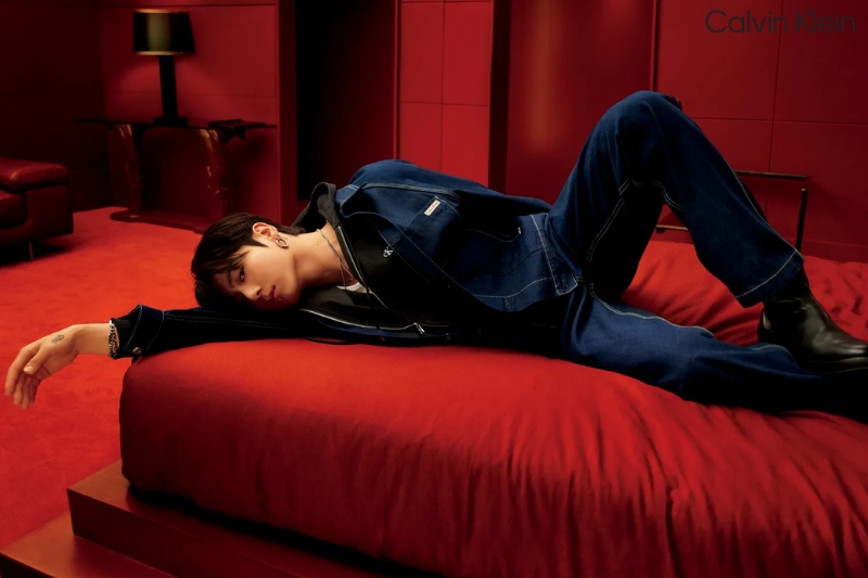 Calvin Klein Jeans Và Nghệ Thuật Mặc Denim Theo Tinh Thần Tối Giản Hiện Đại