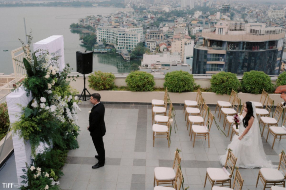 Lễ cưới ngoài trời tại Pan Pacific Hanoi với tầm nhìn đẹp, không gian đón khách lãng mạn.