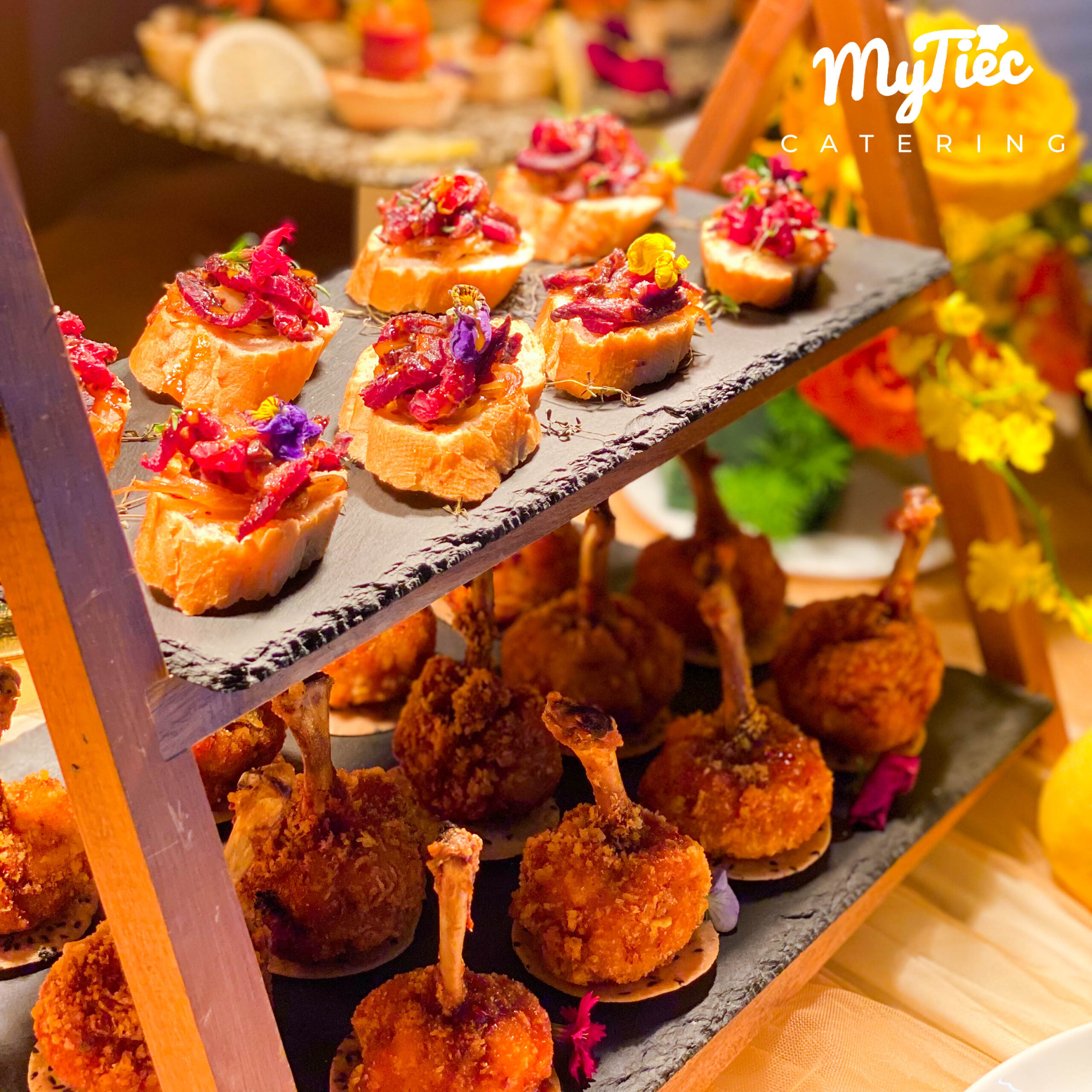 Bàn finger food phục vụ tiệc cưới hiện đại