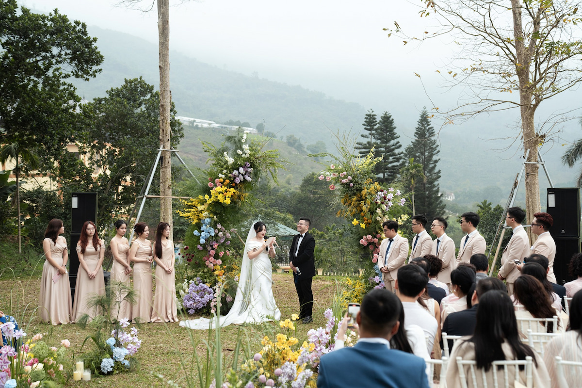 Tổ chức lễ cưới ngoài trời là cơ hội để kể câu chuyện tình yêu theo cách riêng