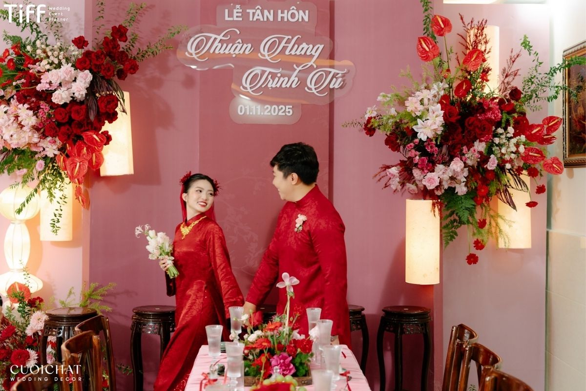 Áo dài đỏ nổi bật trên nền phông cưới đỏ sang
