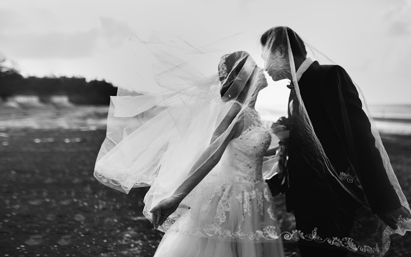 Cô dâu chú rể trong ngày cưới truyền thống