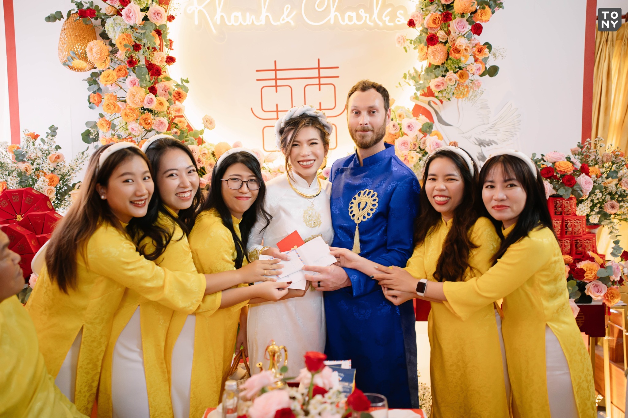 Phù dâu hỗ trợ cô dâu trong ngày cưới, tạo không khí đồng điệu cho buổi lễ