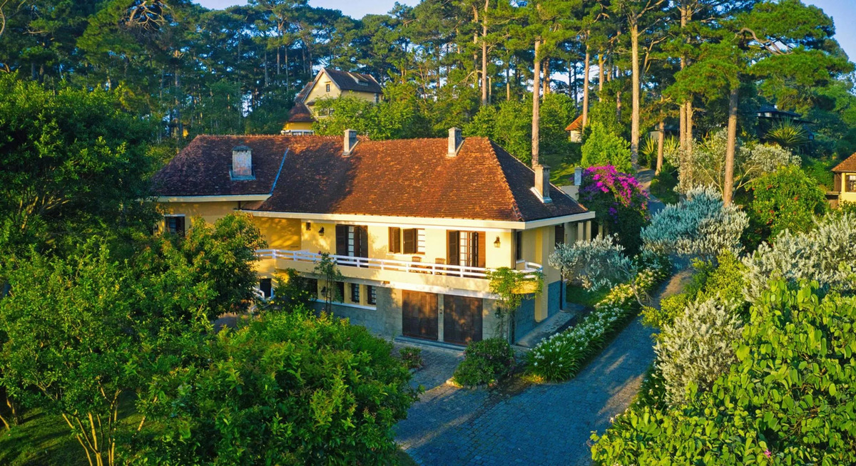 Không gian sân vườn biệt thự cổ giữa rừng thông tại Ana Mandara Villas Dalat