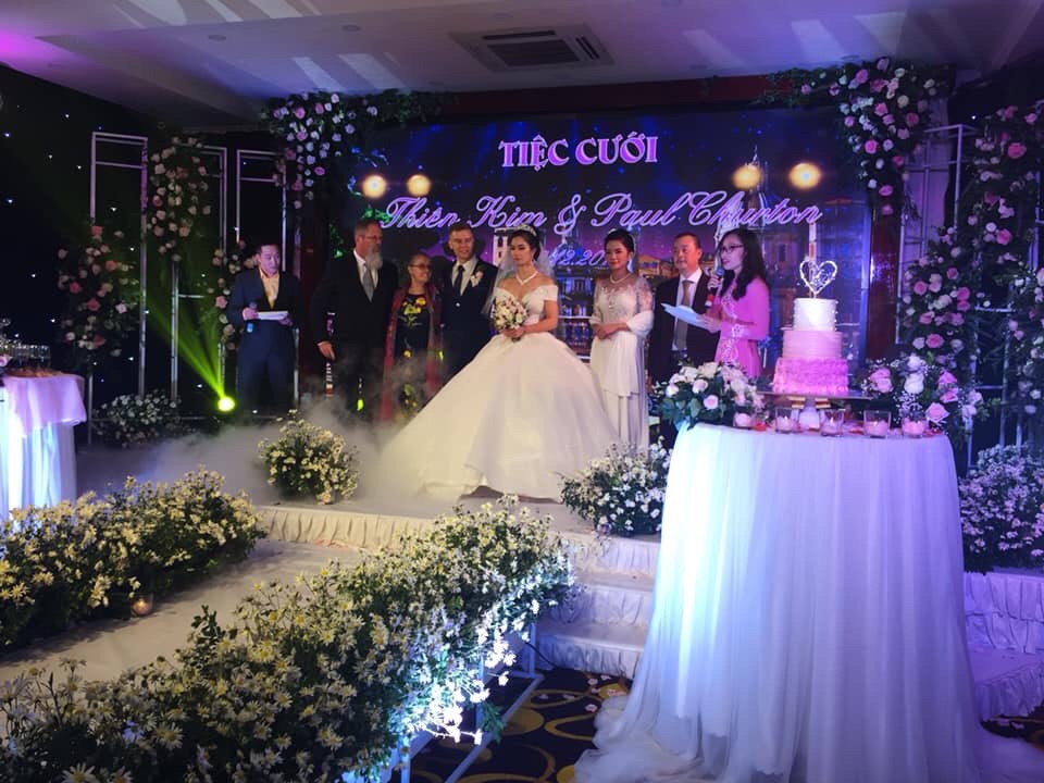 Bàn tiệc cưới với thực đơn mùa thu đông
