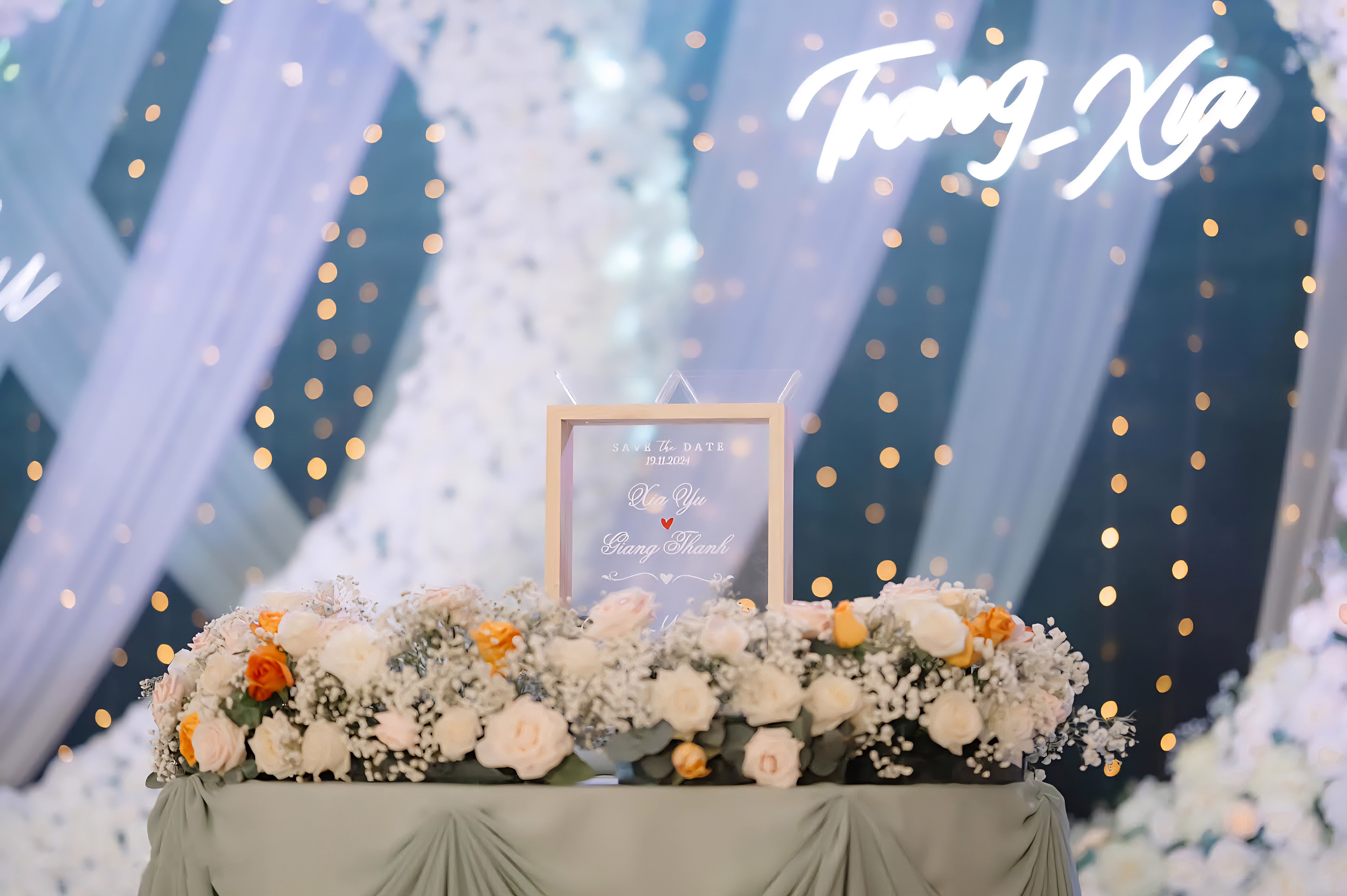 Khu vực đón khách và tiệc cưới ấm cúng trong nhà hàng