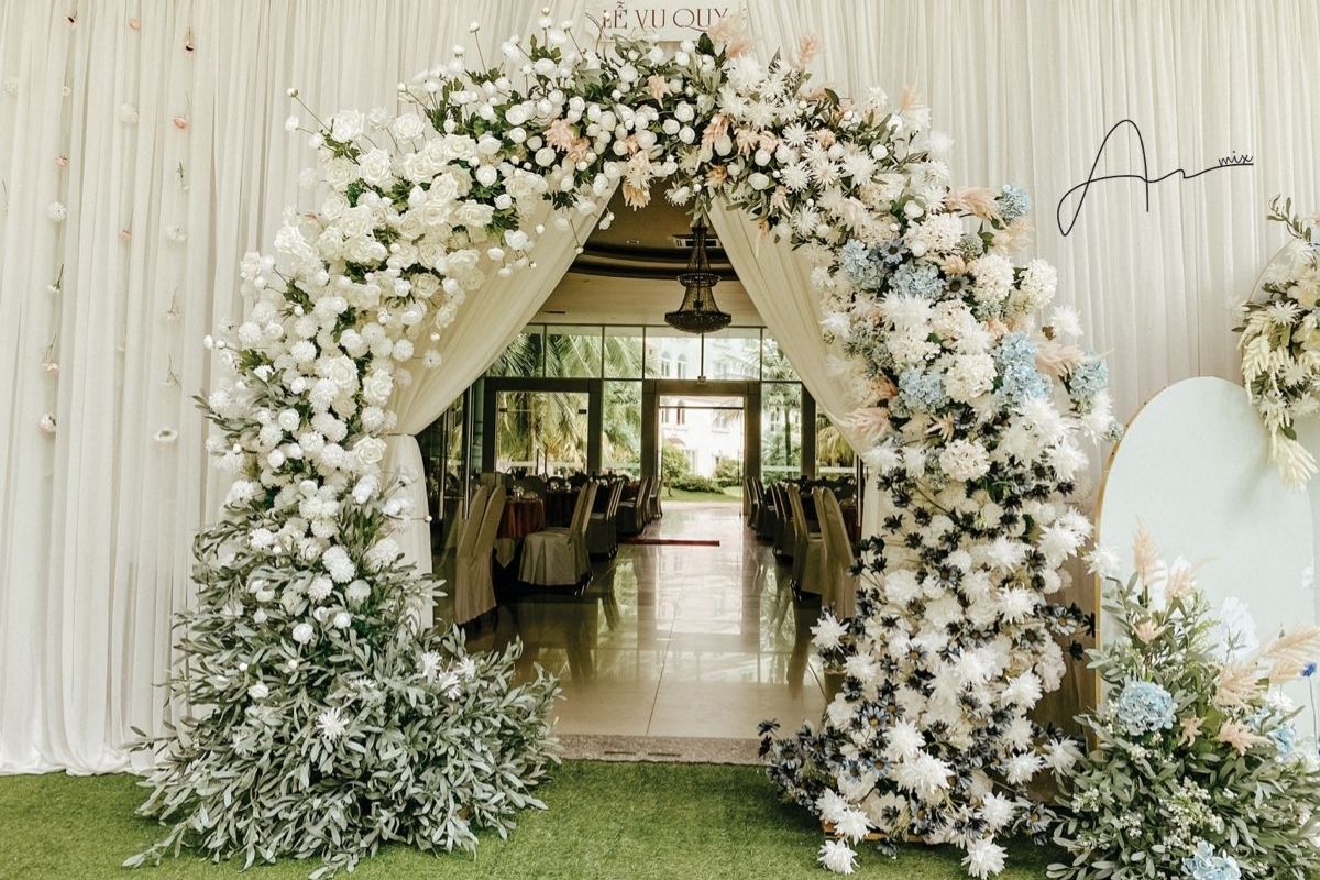 Cổng hoa gỗ rustic trắng tinh khôi cho tiệc cưới ấm áp