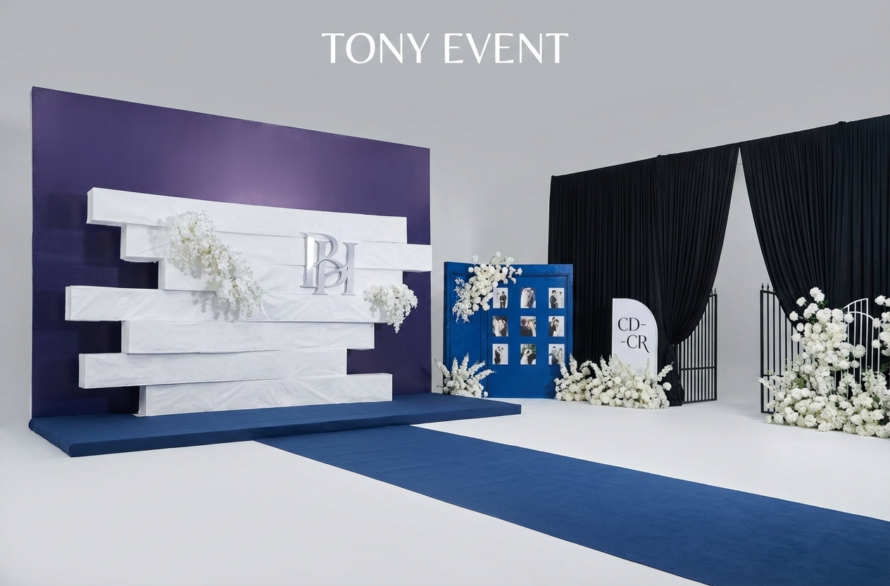Backdrop sân khấu Classic với hoa tươi và vải lụa