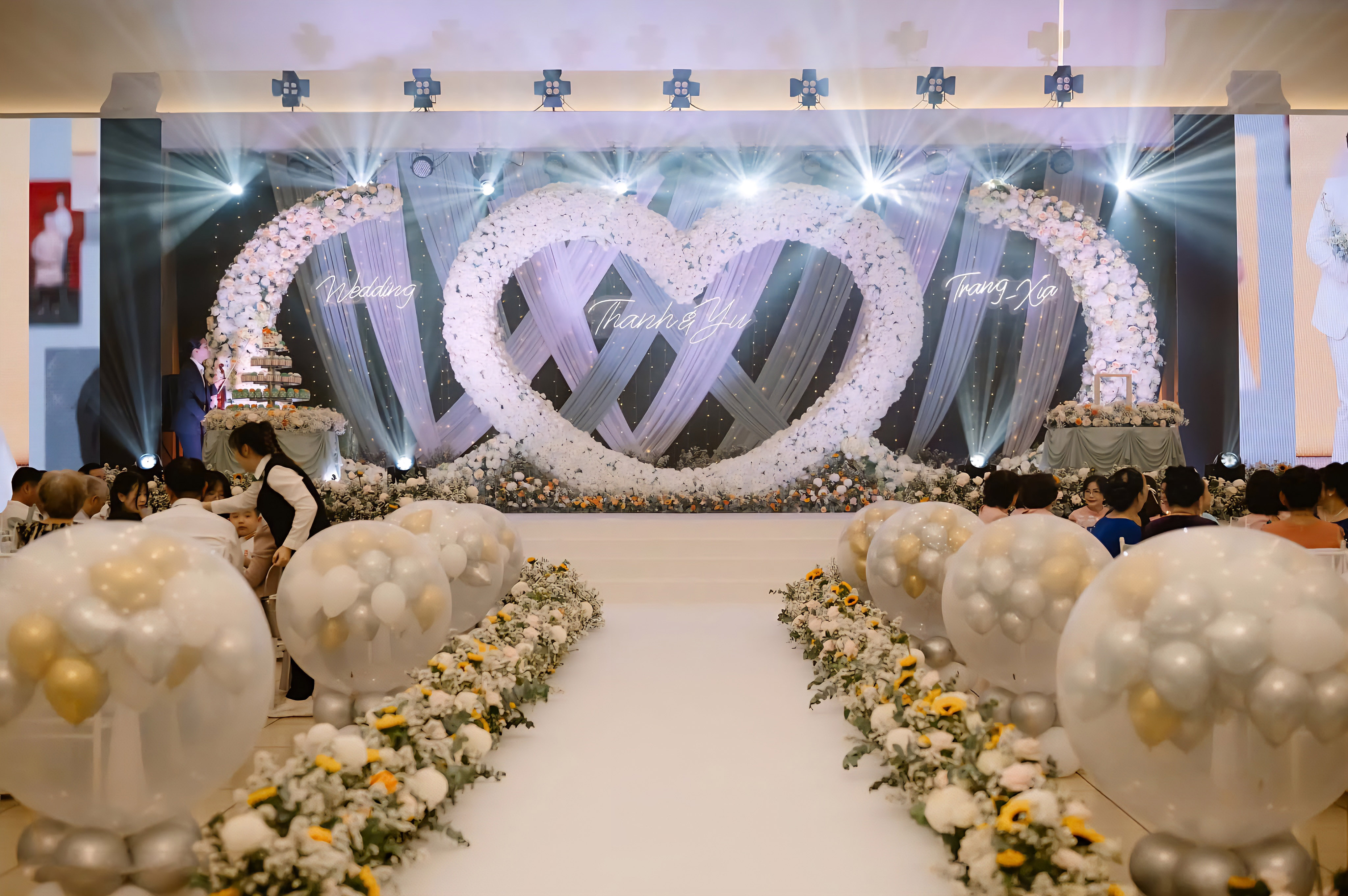 Sảnh tiệc cưới với bố cục trang trọng và ánh sáng tinh tế