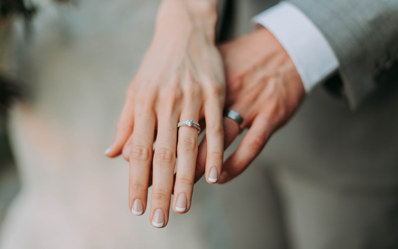 Wedding Planner đang thảo luận layout tiệc với cặp đôi