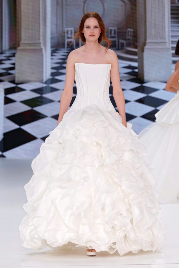 váy cưới ruffles nhiều tầng