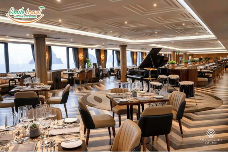 Nhà hàng Ambassador Cruise I với không gian ấm cúng nhìn ra vịnh Hạ Long